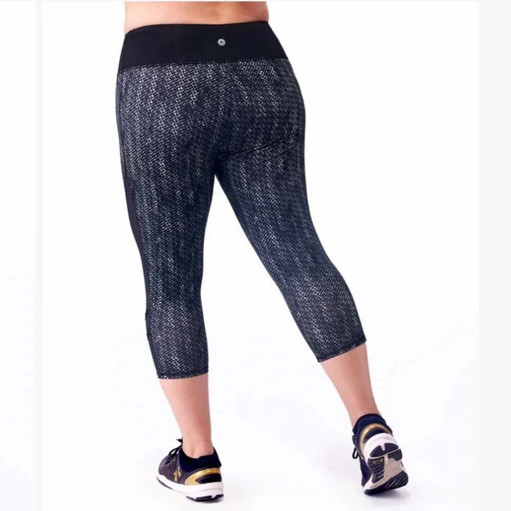 NWT! Activewear Leggings! Mesh Detail! Size 14/16